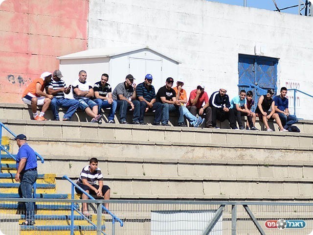 יציעים ריקים בדליה (ארנון לוי)